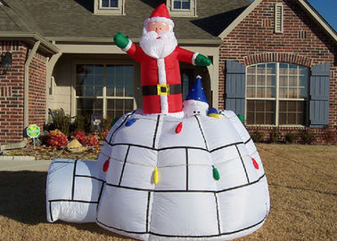 Decorazioni di Natale che annunciano Inflatables il grandi Babbo Natale e tenda rossi