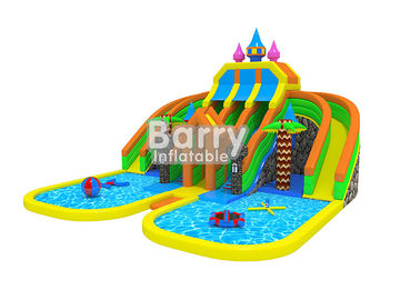 Nomi gonfiabili del parco di divertimenti del castello divertente con lo stagno e giocattoli di galleggiamento gonfiabili