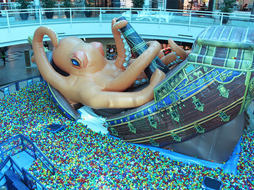Parco gonfiabile dell'acqua di pirata del polipo gigante dell'interno della nave con le palle del pozzo per il grande centro commerciale