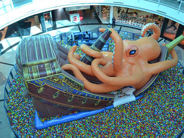Parco gonfiabile dell'acqua di pirata del polipo gigante dell'interno della nave con le palle del pozzo per il grande centro commerciale