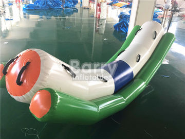 Movimento alternato gonfiabile di altalena a bilico dell'acqua dei giocattoli del grado commerciale per 4 genti su acqua