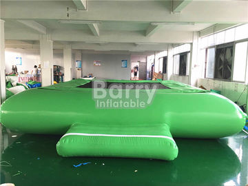 L'acqua gonfiabile verde gioca il trampolino dell'acqua per l'attrezzatura di galleggiamento del parco dell'acqua