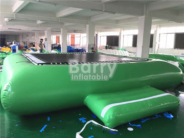 L'acqua gonfiabile verde gioca il trampolino dell'acqua per l'attrezzatura di galleggiamento del parco dell'acqua