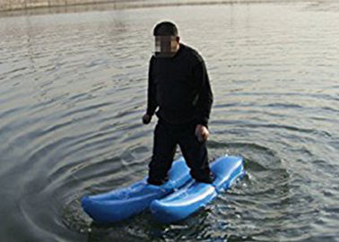 La passeggiata di galleggiamento dei giocattoli sull'acqua calza i giocattoli gonfiabili dell'acqua che camminano per il lago