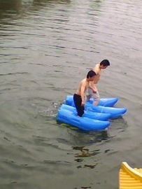 La passeggiata di galleggiamento dei giocattoli sull'acqua calza i giocattoli gonfiabili dell'acqua che camminano per il lago