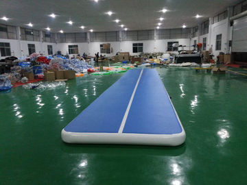 Stuoia di ruzzolamento gonfiabile blu di galleggiamento della pista di aria dei giochi di sport dell'acqua per ginnastica