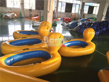 Il grande animale giallo dell'anatra fa galleggiare i giocattoli gonfiabili dell'acqua per lo stagno con stampa di logo