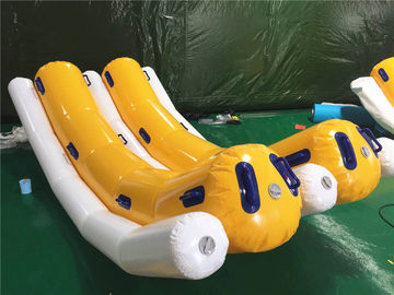 L'acqua gonfiabile delle persone dell'annuncio pubblicitario 4 gioca/metropolitana trainabile gonfiabile della barca di banana per lo sci sull'acqua