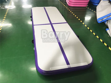 Il piccolo portatile all'aperto scherza una stuoia porpora della ginnastica della pista di aria per body building con porta la borsa