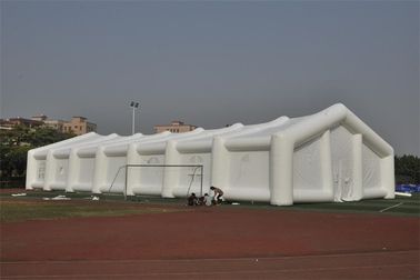 La tenda gonfiabile romantica per la decorazione di nozze, copre con una cupola la tenda bianca all'aperto del partito