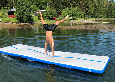 Stuoia di galleggiamento di yoga dell'acqua gonfiabile dell'acqua dello sport acquatico di forma fisica in stagno o in lago