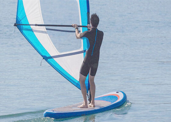 Il bordo gonfiabile del SUP del PVC degli sport acquatici sta sul bordo di pagaia fa windsurf