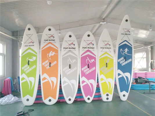 Del supporto bordo di pagaia gonfiabile di lusso su che pratica il surfing con gli accessori del Sup