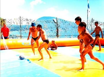 Campo di calcio gonfiabile dell'acqua emozionante, corte gonfiabile del sapone di calcio per i bambini