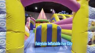 Divertimento nel parco giochi gonfiabile al coperto