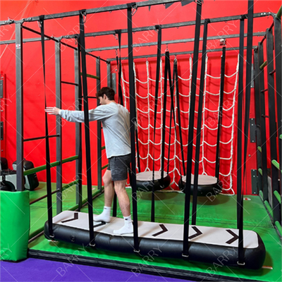 Parco giochi indoor Ninja Warrior Corso di ostacoli gonfiabile sospeso ostacolo Parkour 8ft Air Bridge