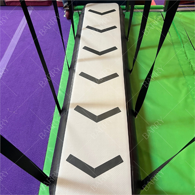 Parco giochi indoor Ninja Warrior Corso di ostacoli gonfiabile sospeso ostacolo Parkour 8ft Air Bridge