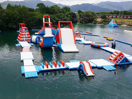 Giocattolo acquatico galleggiante e gonfiabile perfetto per l'esperienza del parco acquatico