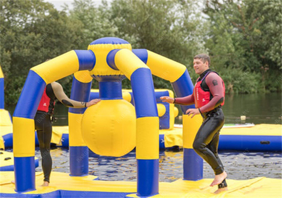 Parco acquatico in PVC sul lago, determinato dalle dimensioni per attività di gruppo e divertimento