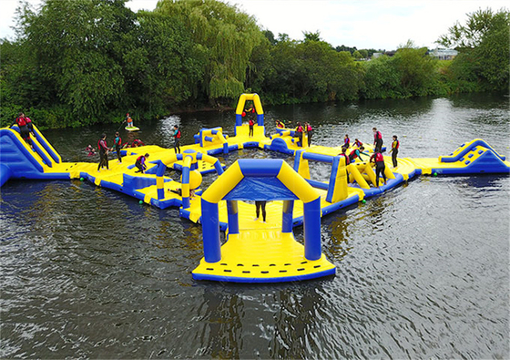 Parco acquatico in PVC sul lago, determinato dalle dimensioni per attività di gruppo e divertimento