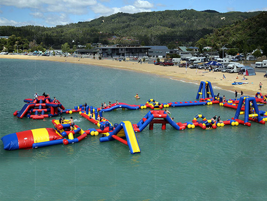 Parco di divertimenti PVC gonfiabile Parco acquatico galleggiante Determinato dalla dimensione e realizzato in materiale PVC