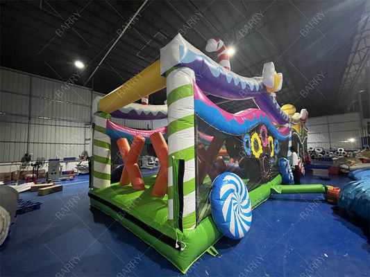 Giochi di sport all'aperto Grande casa di rimbalzo Castello Corso di ostacoli per adulti
