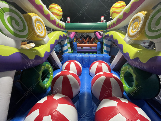 Giochi di sport all'aperto Grande casa di rimbalzo Castello Corso di ostacoli per adulti
