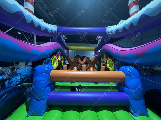 Giochi di sport all'aperto Grande casa di rimbalzo Castello Corso di ostacoli per adulti