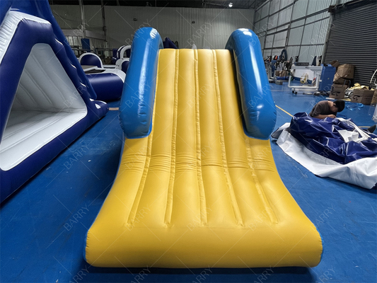 Slide da arrampicata a torre d'acqua gonfiabile a lago, vendita diretta di fabbrica Slide d'acqua galleggiante gonfiabile per parco acquatico