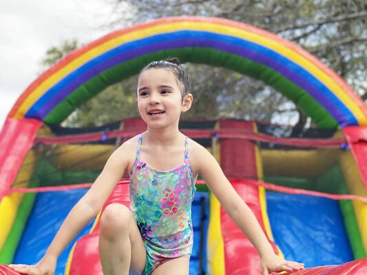 Grandi scivoli gonfiabili in colore arcobaleno con piscina per bambini Grandi scivoli gonfiabili Eventi per il parco giochi