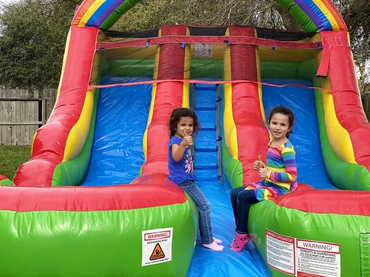 Grandi scivoli gonfiabili in colore arcobaleno con piscina per bambini Grandi scivoli gonfiabili Eventi per il parco giochi