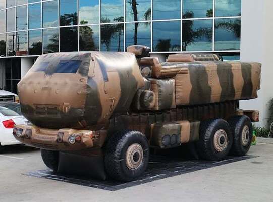 Camionetto da carico militare a forma di manichino gonfiabile
