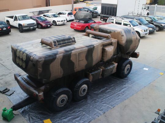Camionetto da carico militare a forma di manichino gonfiabile