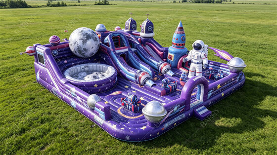 Purple Galaxy Moon Base Inflatable Playground. Un castello spaziale a rimbalzo di livello commerciale con scivoli, luna e caratteristiche astronautiche.
