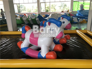 Cavallo gonfiabile del galleggiante dei giocattoli dell'acqua dell'acqua dei giochi all'aperto del parco per la piscina