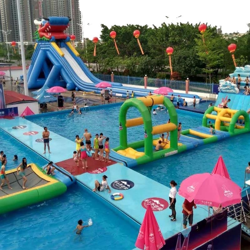 Logo creativo personalizzato Parco acquatico stampato Corso di ostacoli d'acqua galleggiante Giocattoli d'acqua galleggianti Per piscina a telaio metallico