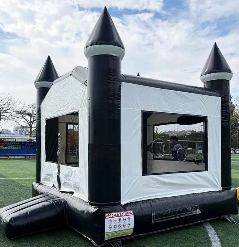 Indoor/Outdoor Casa a rimbalzo in smoking bianco e nero, scivolo d'acqua gonfiabile per feste