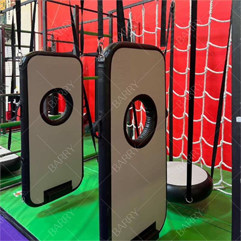 Commercial Bounce House Air Door Ninja Warrior Corso di ostacoli galleggianti attrezzature per adulti al chiuso