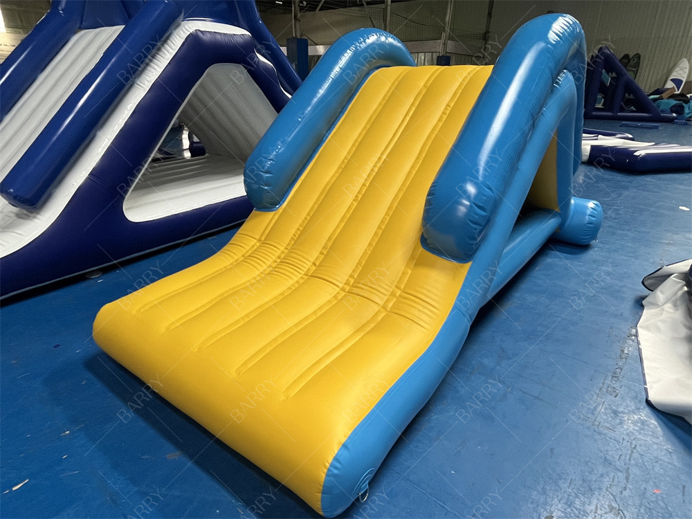 Slide da arrampicata a torre d'acqua gonfiabile a lago, vendita diretta di fabbrica Slide d'acqua galleggiante gonfiabile per parco acquatico