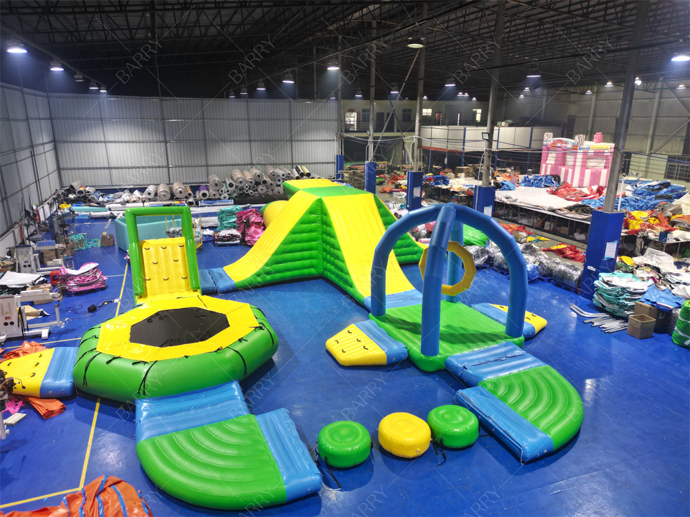 Attrezzatura per giochi d'acqua Gioco Personalizzato Commerciale Esterno Nuovo Verde Parco Acquatico Galleggiante Gonfiabile per Mare