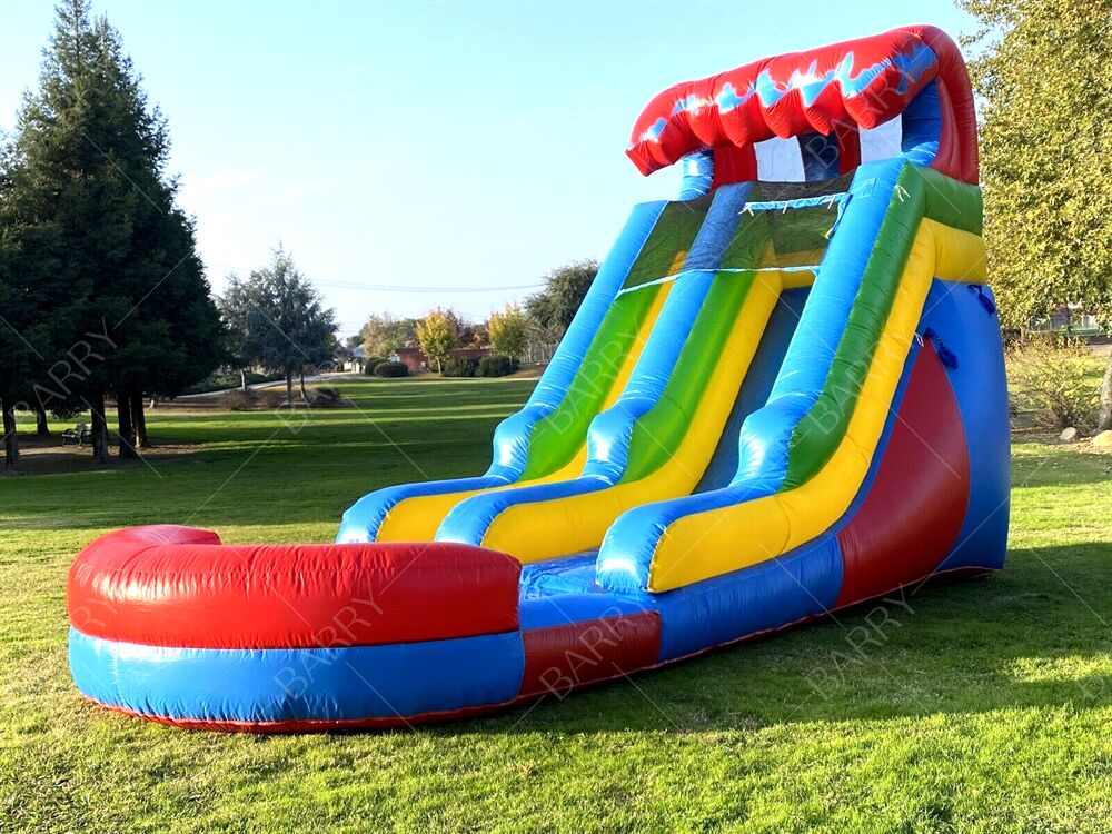 Scivolo d'acqua gonfiabile a tema arcobaleno con piscina, bambini all'aperto attrezzature colorate per giochi d'acqua con pozzo a palla