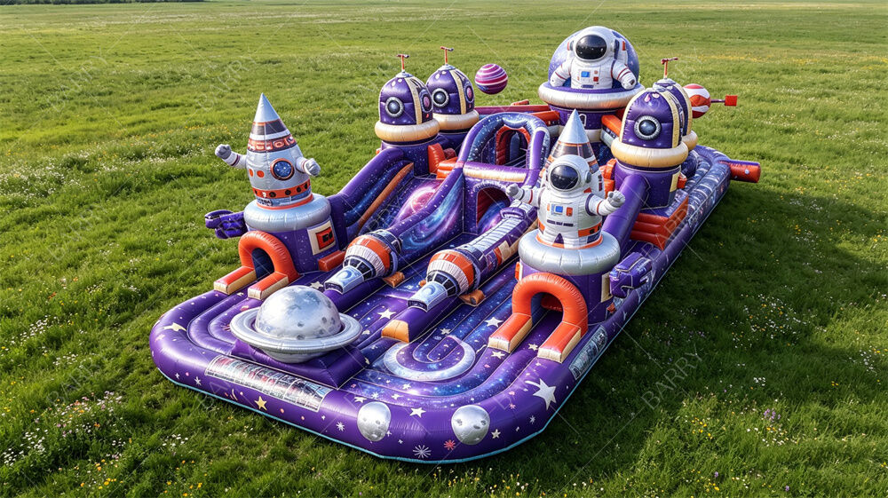 Parco giochi gonfiabile a tema astronauta spaziale. Castello a rimbalzo commerciale personalizzabile con scivoli e tunnel. Per feste per bambini, eventi e affitti.