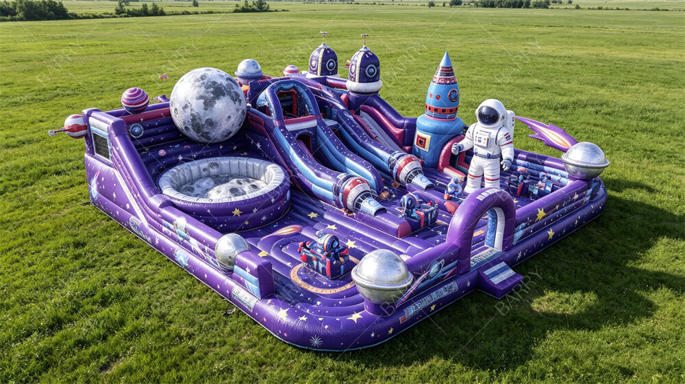 Purple Galaxy Moon Base Inflatable Playground. Un castello spaziale a rimbalzo di livello commerciale con scivoli, luna e caratteristiche astronautiche.