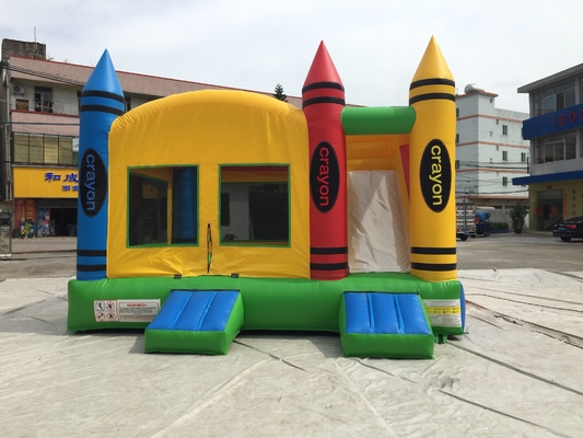 Castello gonfiabile del partito all'aperto dell'interno combinato con i bambini dello scorrevole che saltano buttafuori