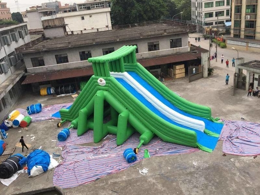 Castello gonfiabile multicolore di esplosione dei buttafuori degli acquascivoli combinato
