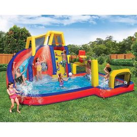 I bambini fanno scorrere la salita di Waterpark ed il gioco impermeabili gonfiabili di sport