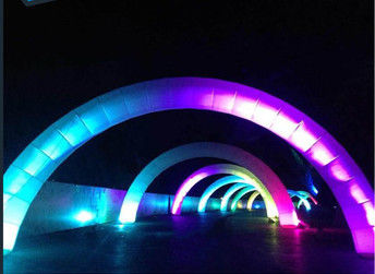 Accensione della forma gonfiabile decorativa dell'arcobaleno dell'arco per funzionamento della corsa
