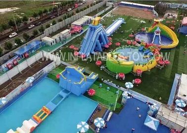 Parco gonfiabile dell'acqua di divertimento all'aperto con lo scorrevole gigante di nuoto