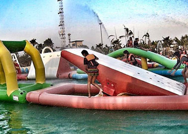 L'acqua della famiglia parcheggia per divertimento, parco gonfiabile dell'acqua delle onde dell'estate per i bambini/adulto