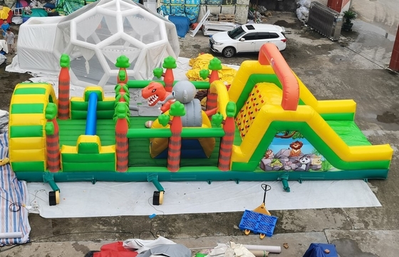 Corsa ad ostacoli gonfiabile di tela cerata con animali di dinosauro Trampolino Insane Run Ostacoli